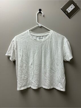 Old Navy Women’s Cropped White Tee Shirt
